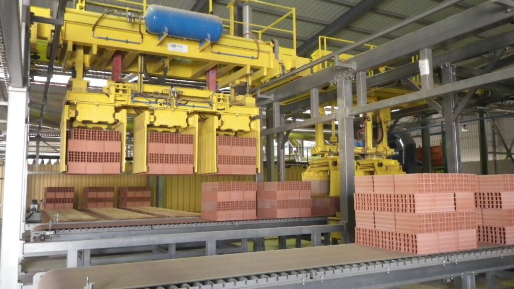 Photo d'un dépileur paquetiseur de briques en usine de production de terre cuite