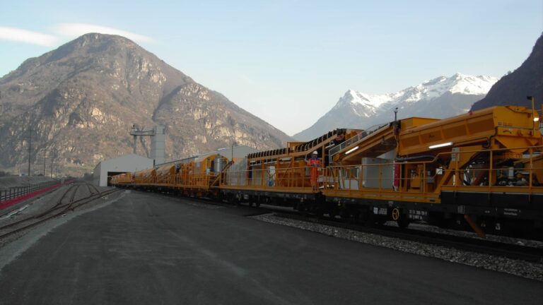 Train ADLER techologies sortant de la base de chargement St Gothard