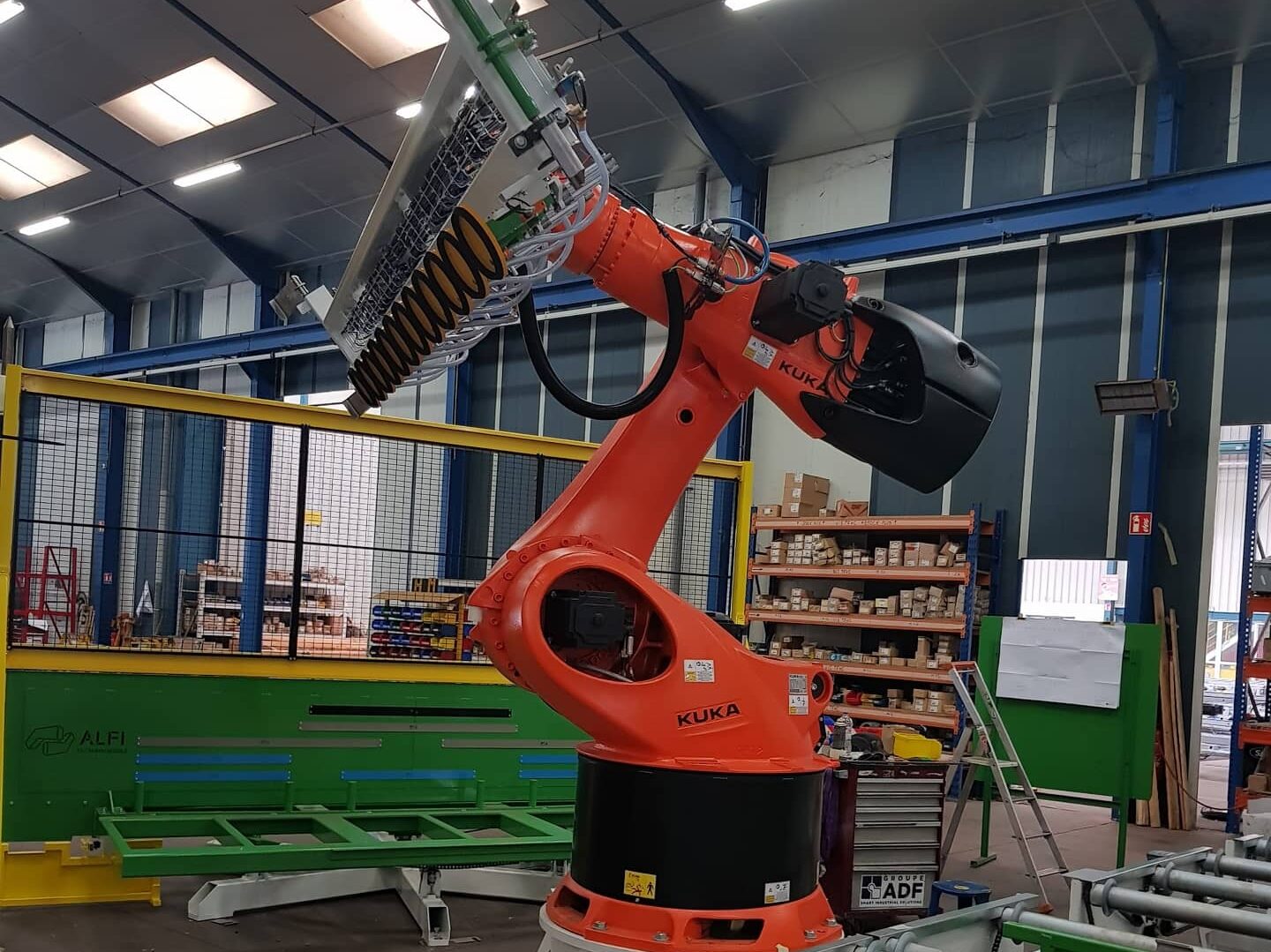 Robot pour le démoulage de blocs en béton