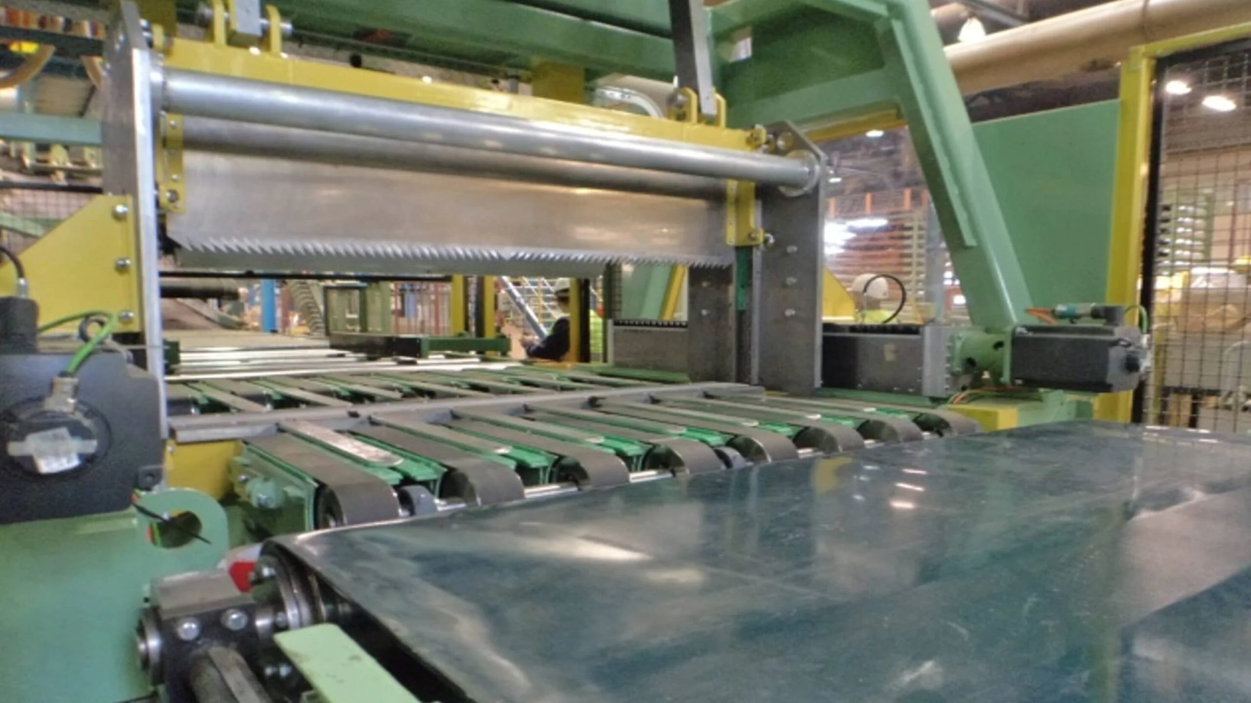 Cutting equipment for insulating panels with chopper