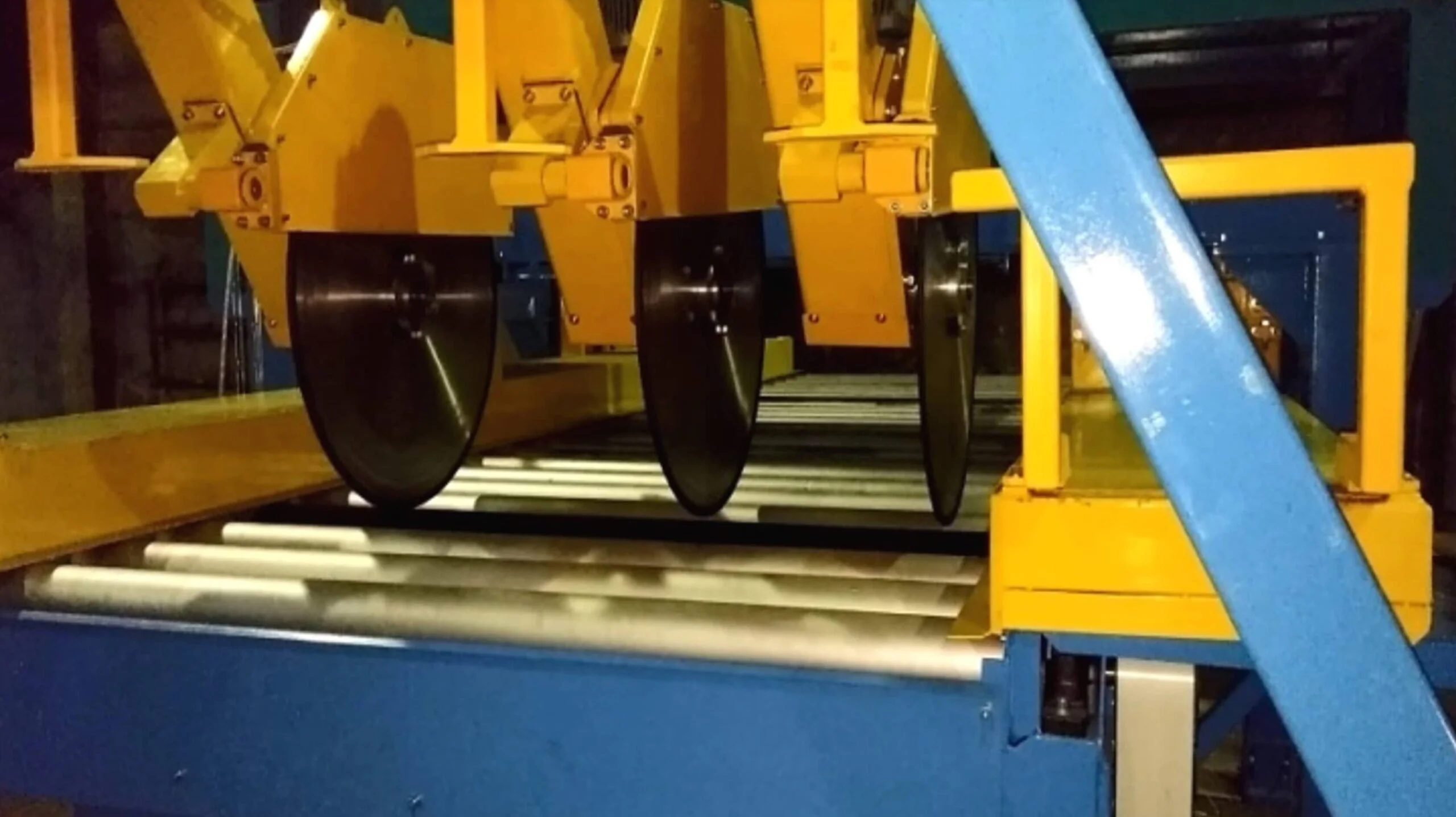 Longitudinal cutting solution with saws